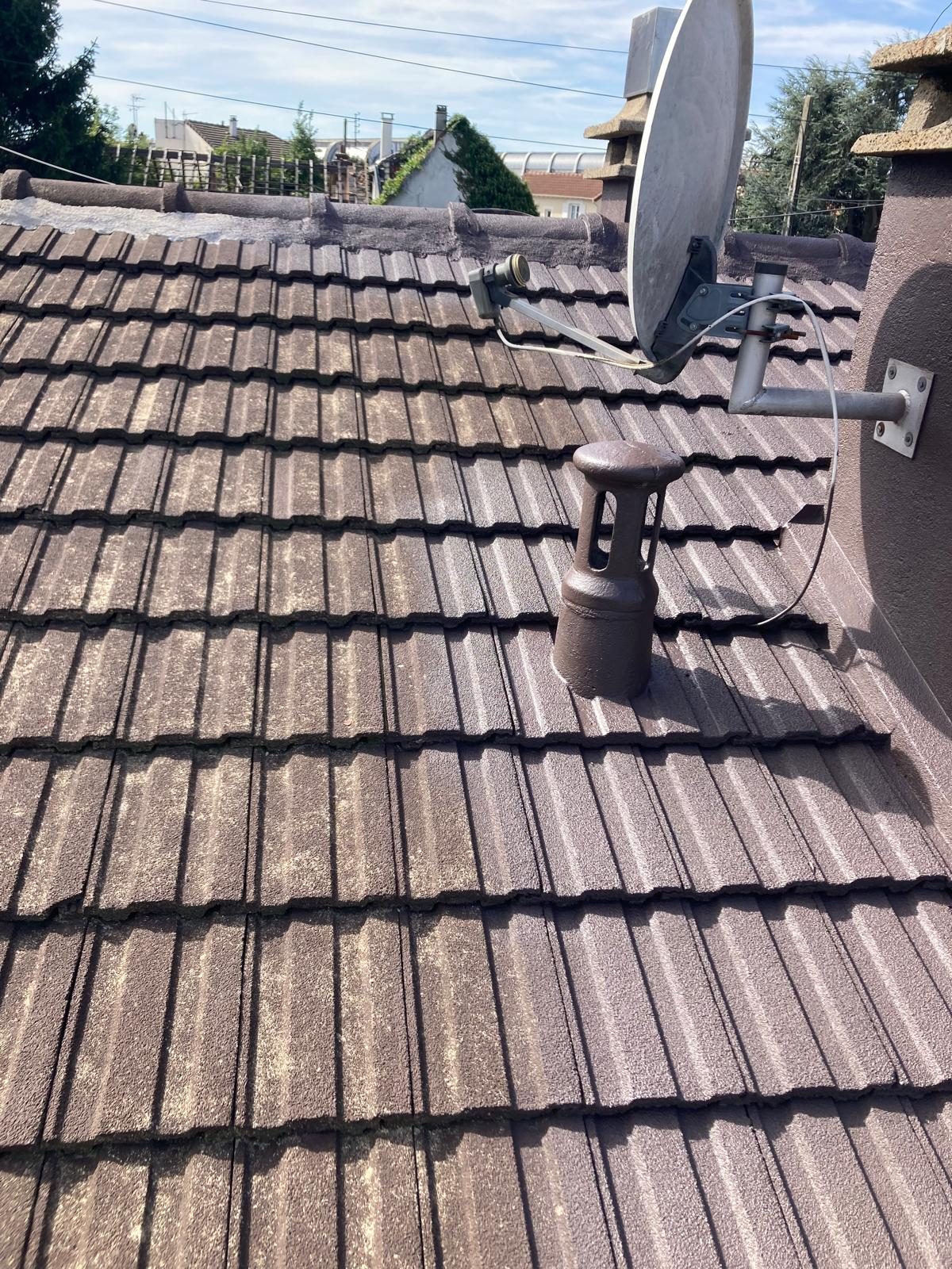 Pose de tuiles sur toiture pavillonnaire